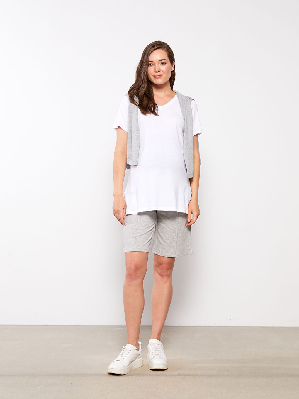 Gri Beli Lastikli Düz Cep Detaylı Hamile Şort-1