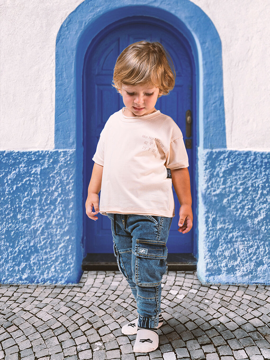 Bej Bisiklet Yaka Baskılı Kısa Kollu Çocuk Tişört ve Jean Pantolon-1