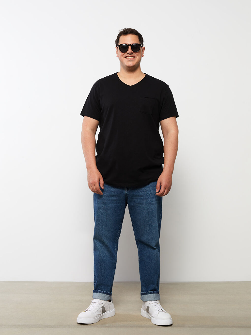 Siyah V Yaka Kısa Kollu Basic Pamuklu Erkek Tişört