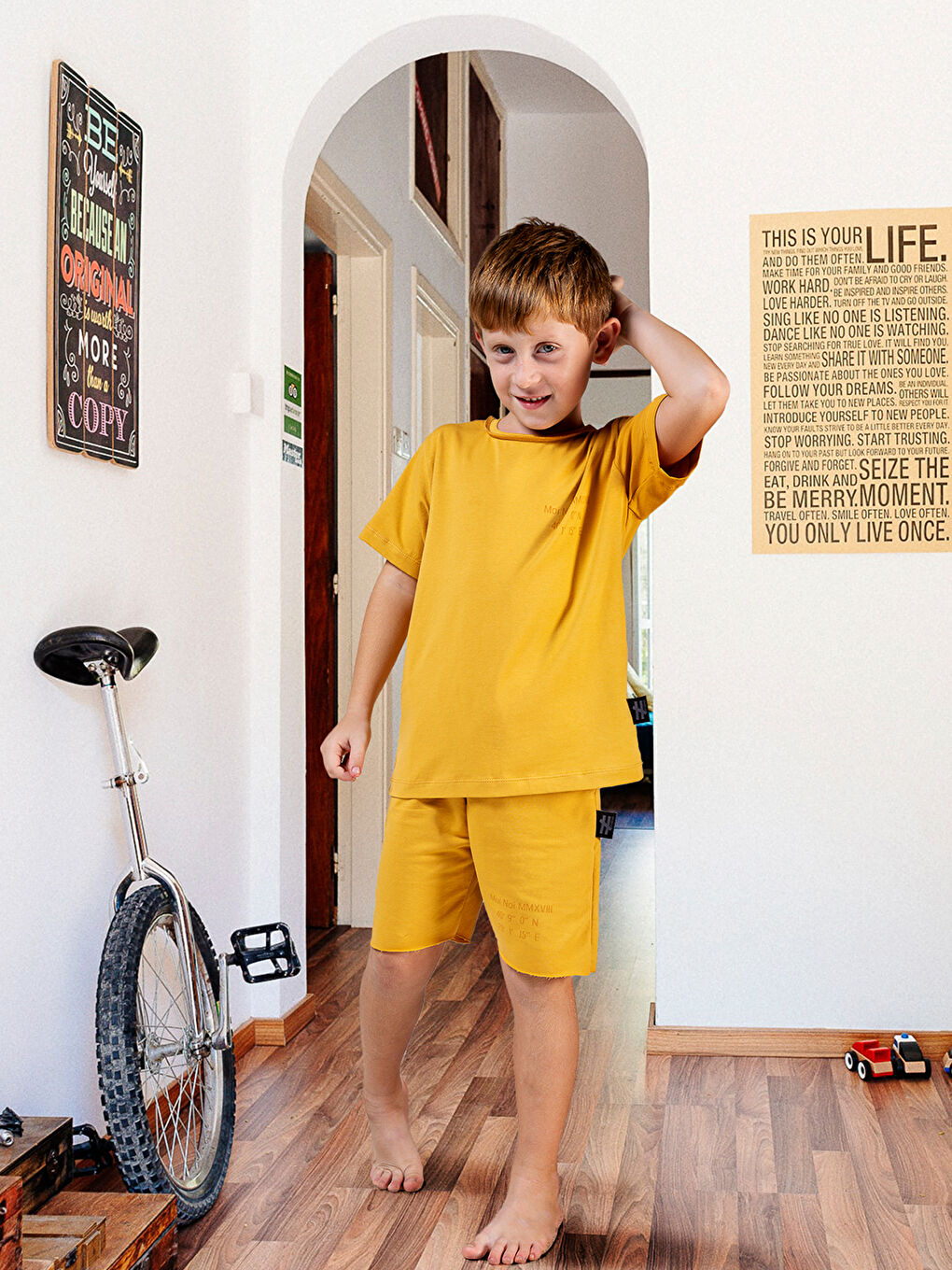 Sarı Bisiklet Yaka Baskılı Kısa Kollu Erkek Çocuk Tişört ve Şort-1