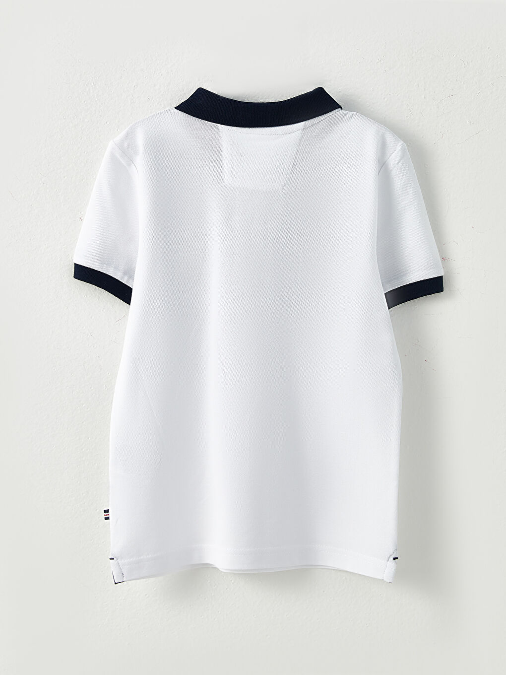 تي شيرت ياقة بولو بتفاصيل تطريز كم قصير للأولاد-1