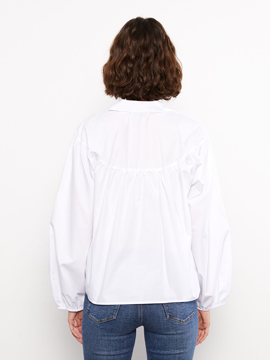 Beyaz Önden Düğme Kapamalı Düz Uzun Kollu Viskon Kadın Gömlek-3