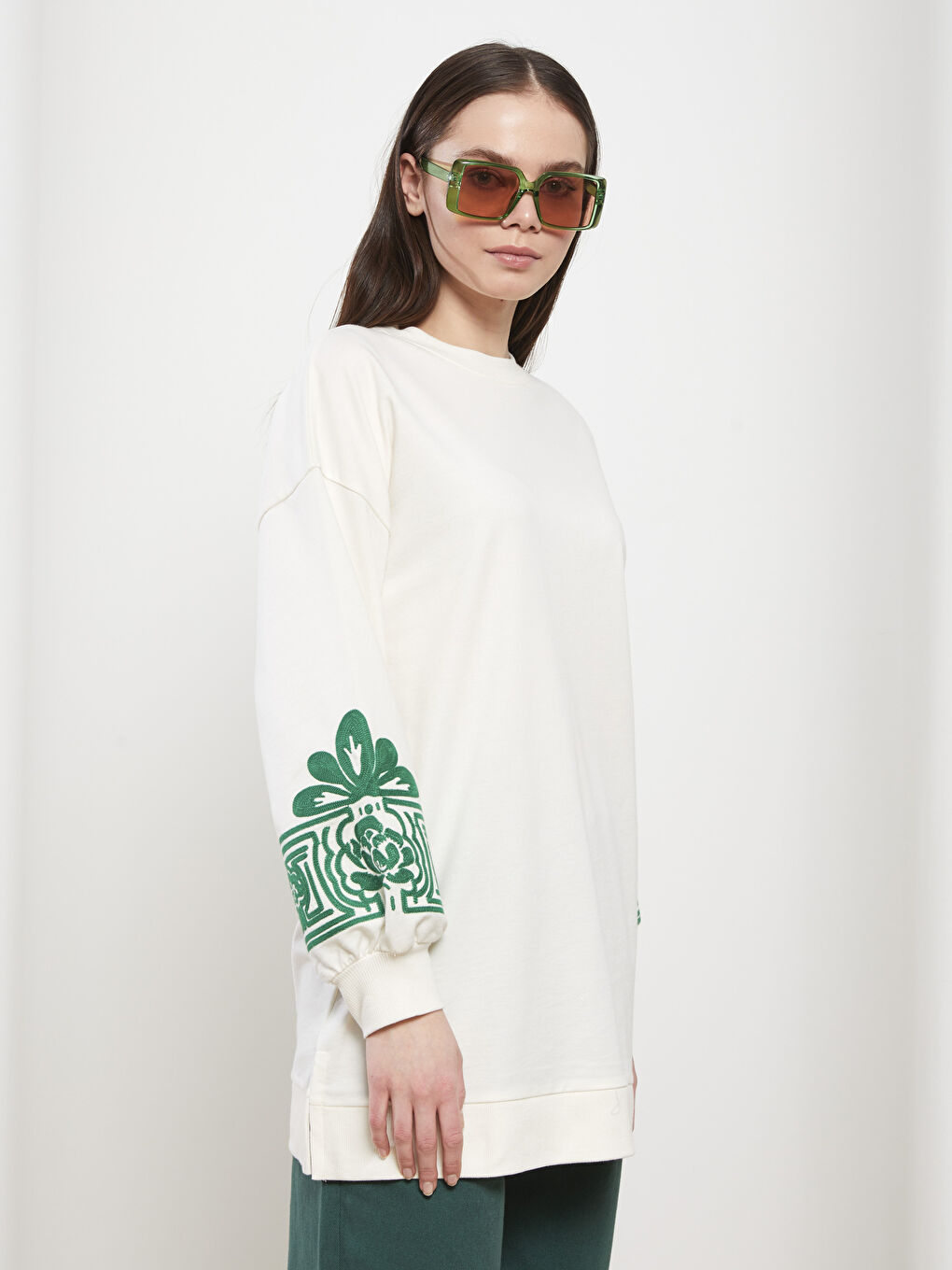 Ekru Bisiklet Yaka Nakış Detaylı Uzun Kollu Kadın Sweatshirt Tunik