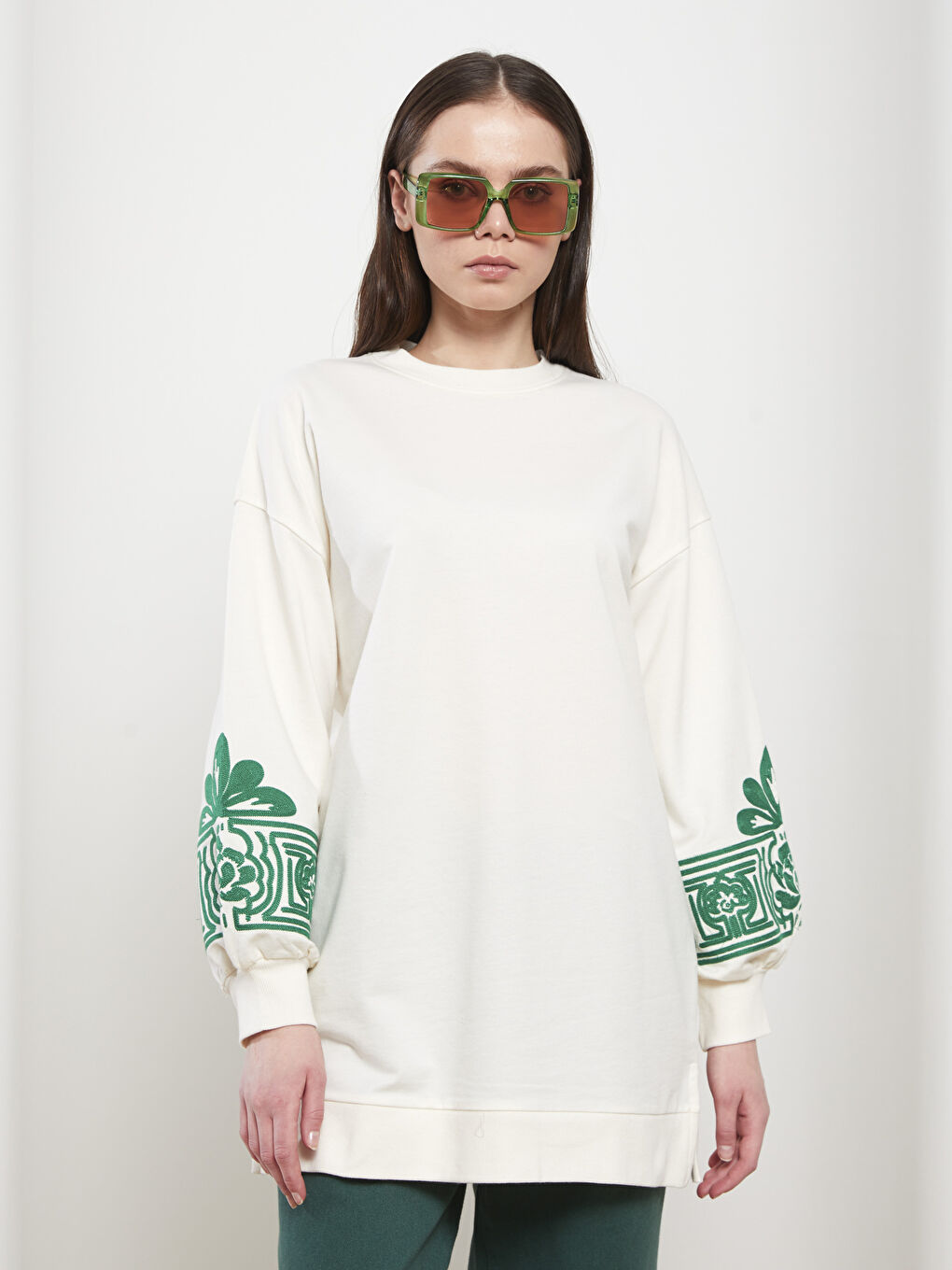 Ekru Bisiklet Yaka Nakış Detaylı Uzun Kollu Kadın Sweatshirt Tunik-1