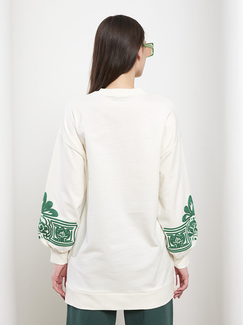 Ekru Bisiklet Yaka Nakış Detaylı Uzun Kollu Kadın Sweatshirt Tunik-4