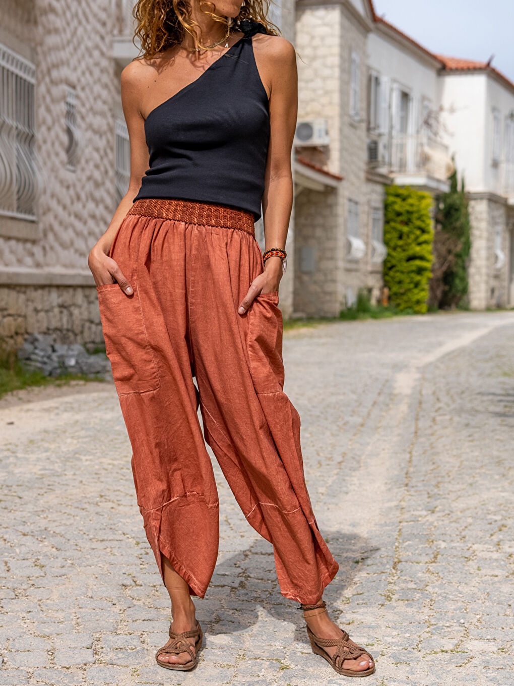 Kahverengi Beli Lastikli Düz Cep Detaylı Keten Kadın Şalvar Pantolon-1