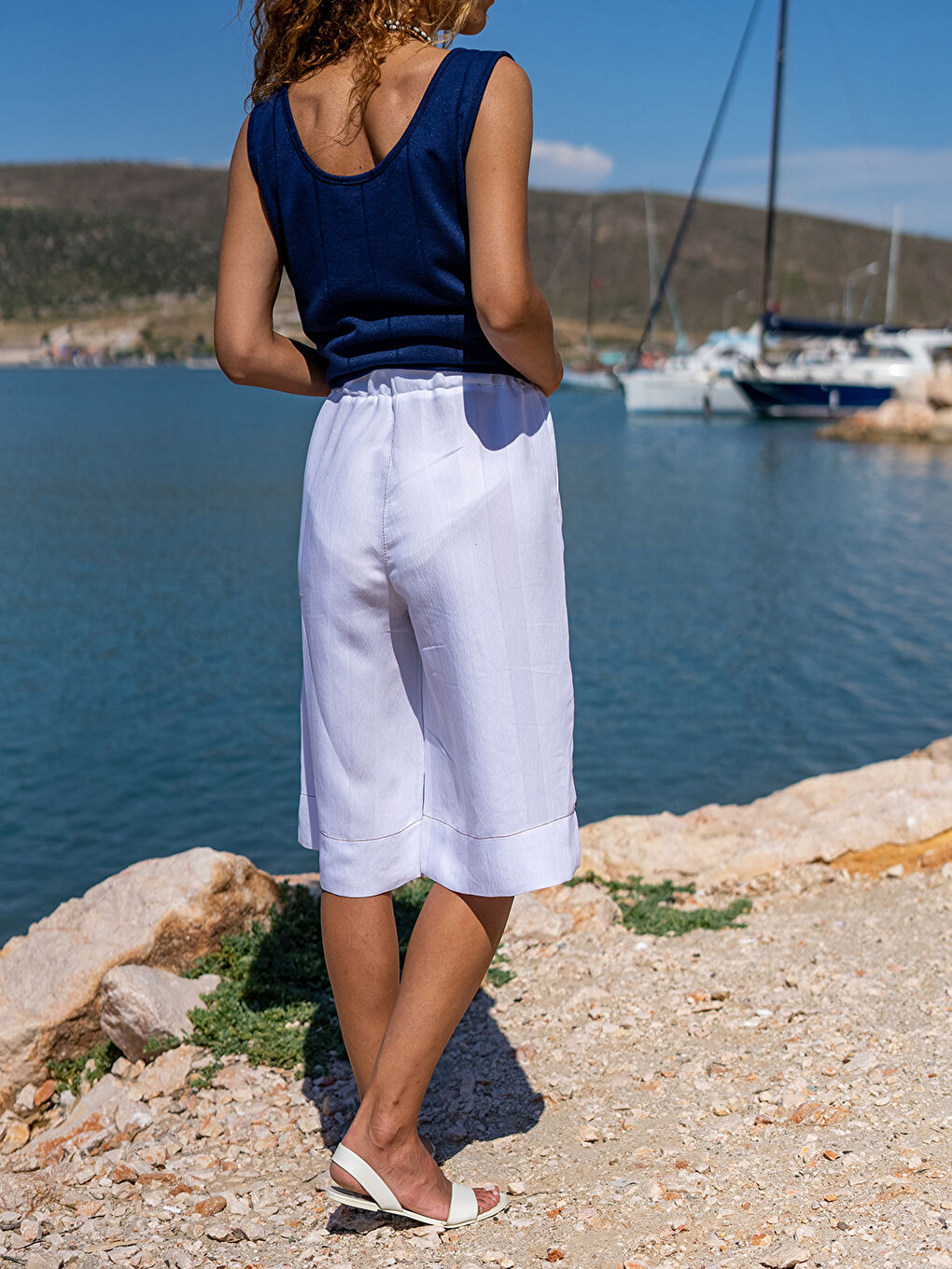 Beyaz Beli Lastikli Kendinden Desenli Cep Detaylı Kadın Bermuda Şort-1