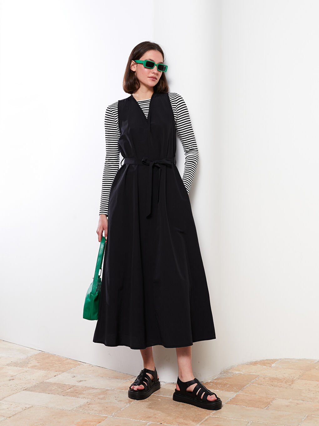 Siyah Kadın V Yaka Düz Kolsuz Elbise