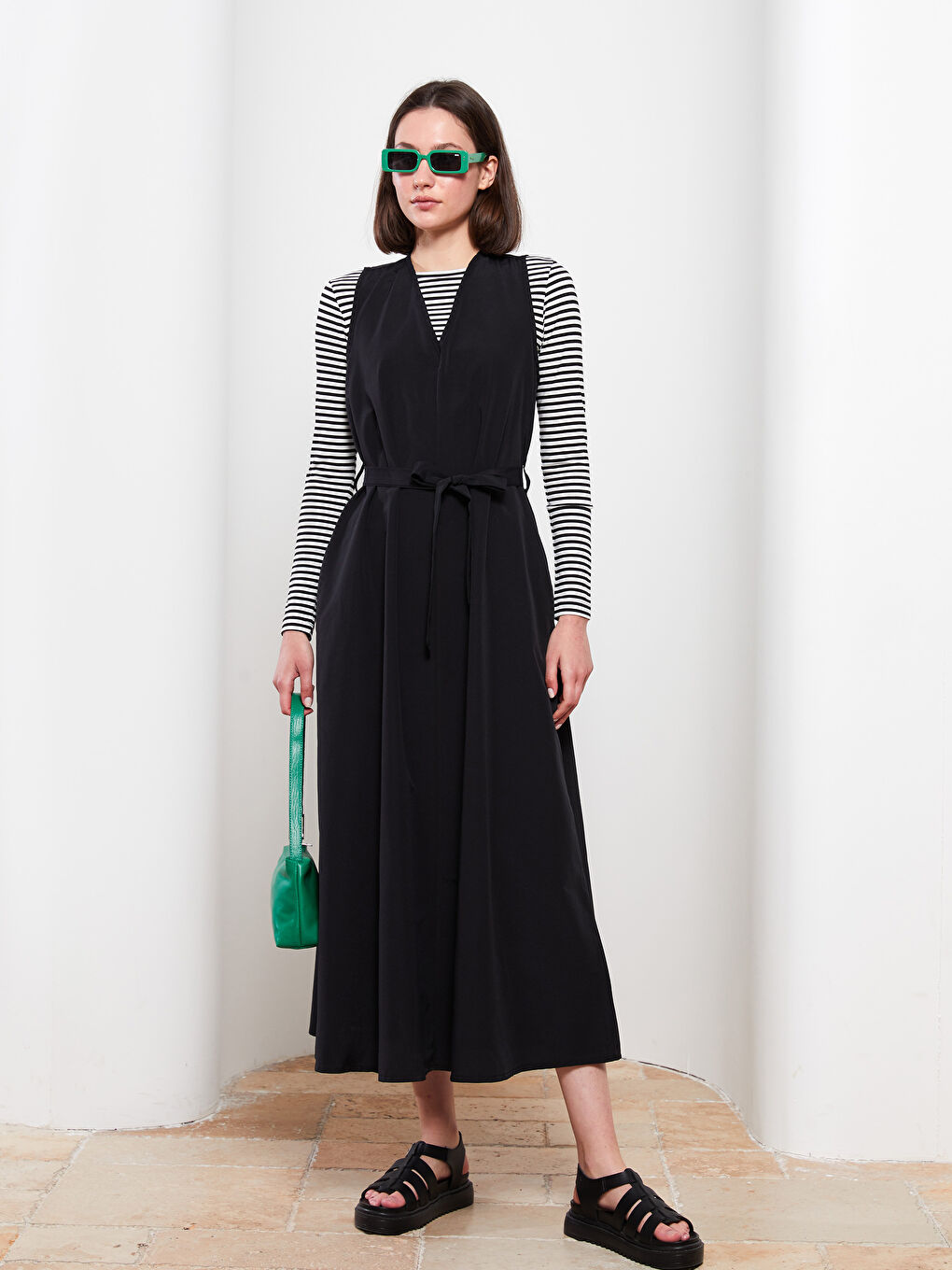 Siyah Kadın V Yaka Düz Kolsuz Elbise-1