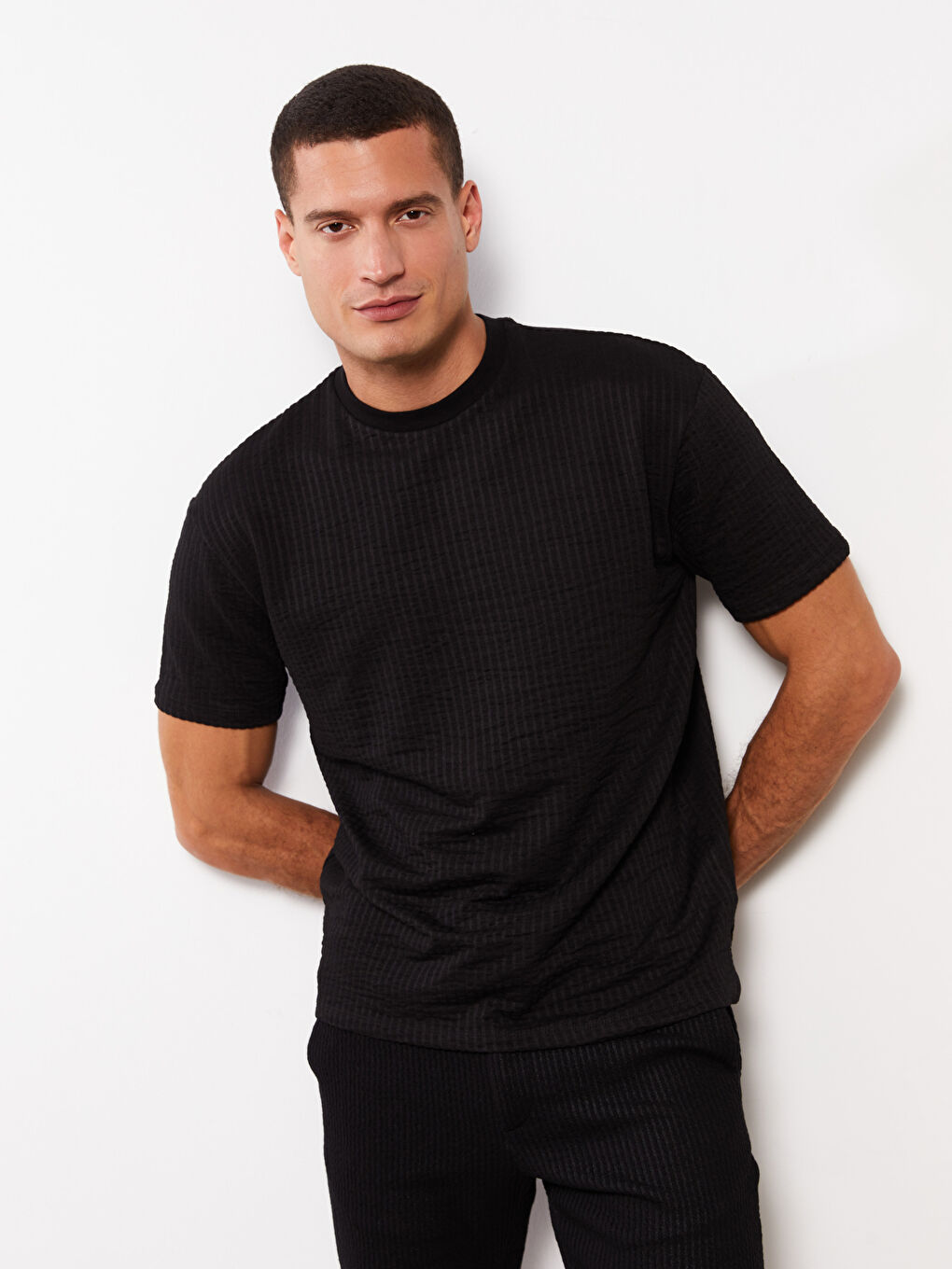 Siyah Bisiklet Yaka Kısa Kollu Çizgili Erkek Tişört-1