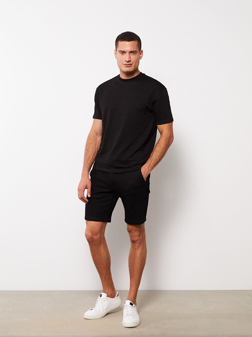 Siyah Bisiklet Yaka Kısa Kollu Çizgili Erkek Tişört-2