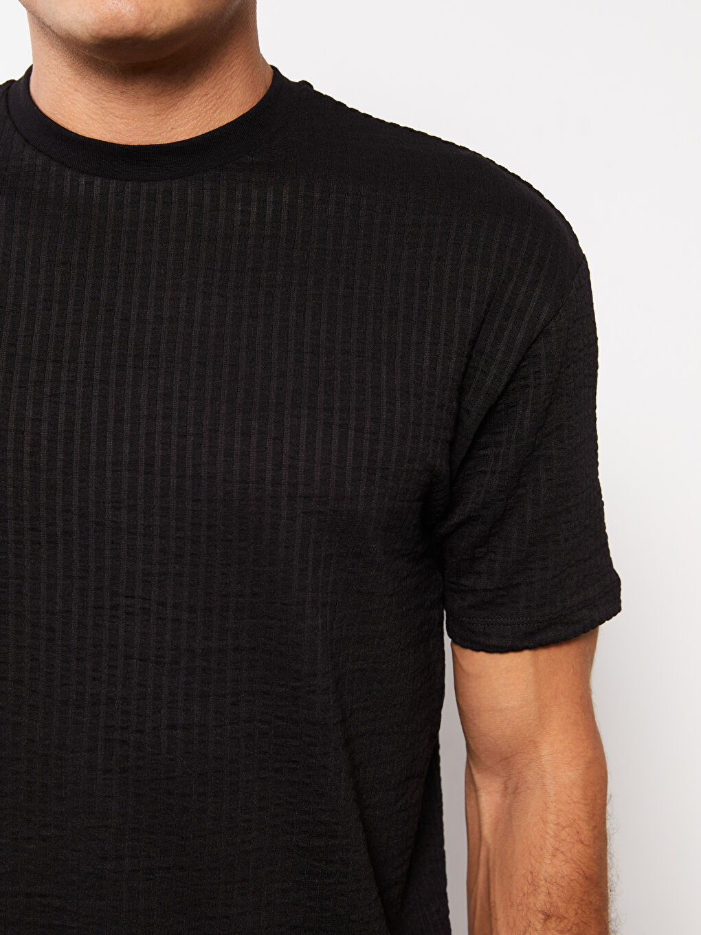 Siyah Bisiklet Yaka Kısa Kollu Çizgili Erkek Tişört-3