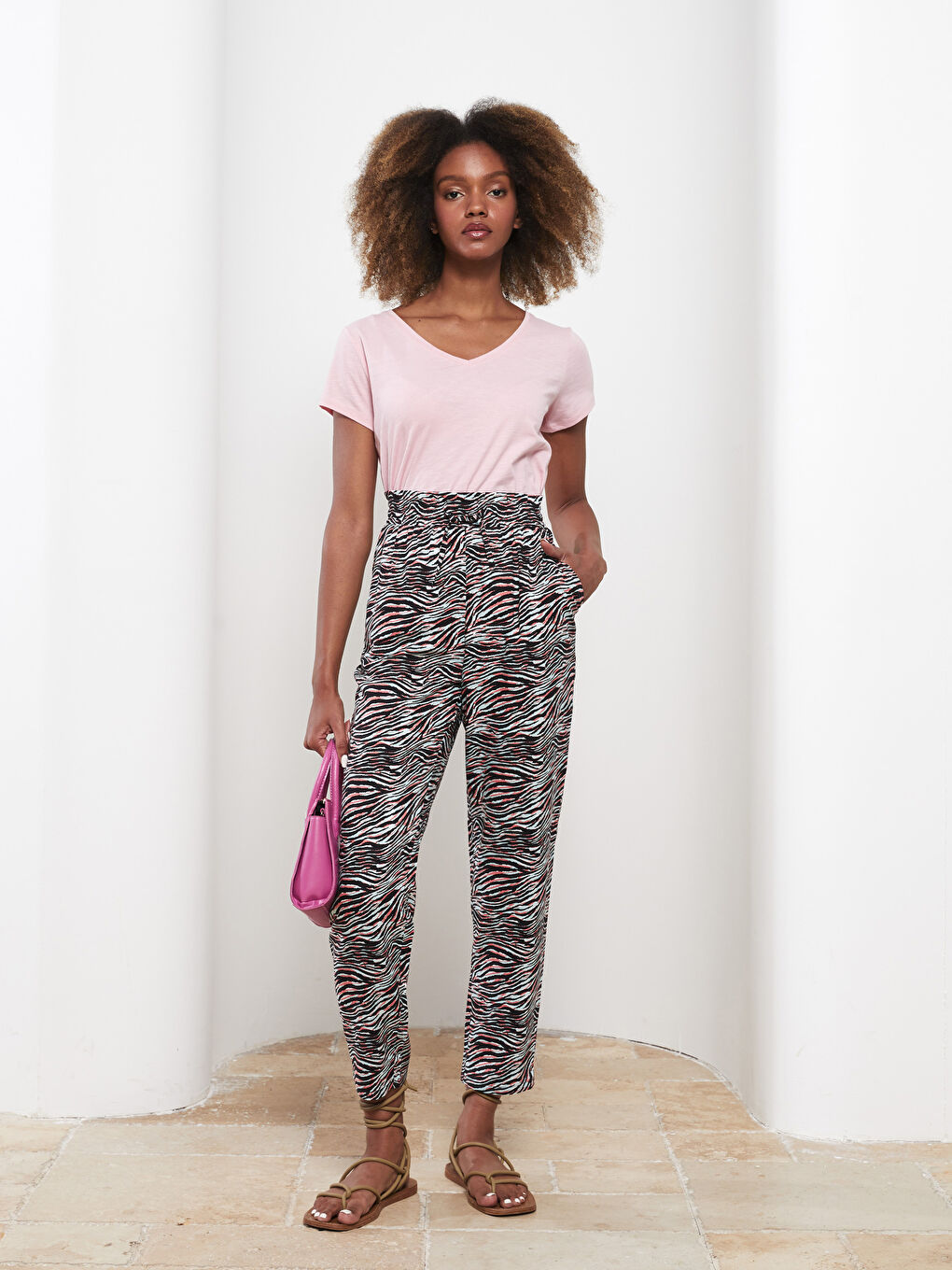 تيشيرت نسائي قطن بقصة مستقيمة وفتحة رقبة على شكل حرف V وكم قصير-2