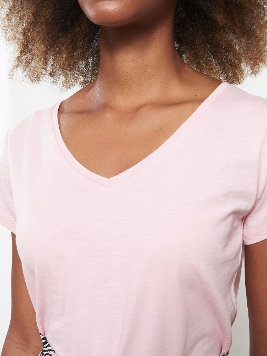 تيشيرت نسائي قطن بقصة مستقيمة وفتحة رقبة على شكل حرف V وكم قصير-3