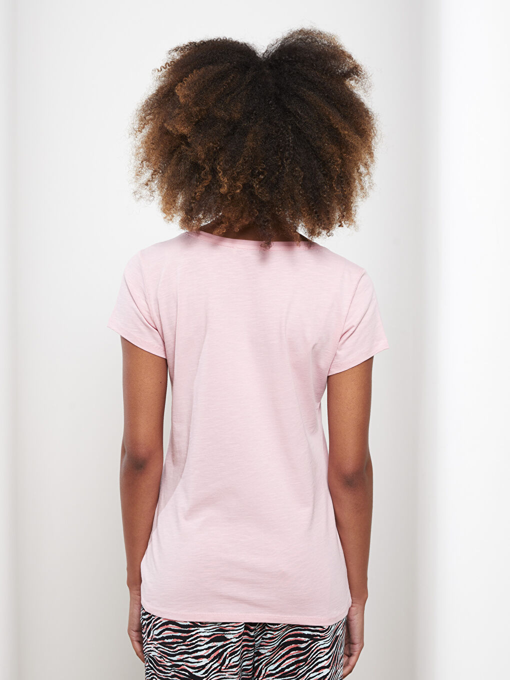 تيشيرت نسائي قطن بقصة مستقيمة وفتحة رقبة على شكل حرف V وكم قصير-4