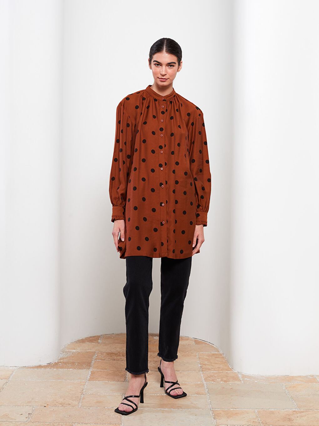 Kahverengi Hakim Yaka Puantiyeli Uzun Kollu Viskon Kadın Tunik