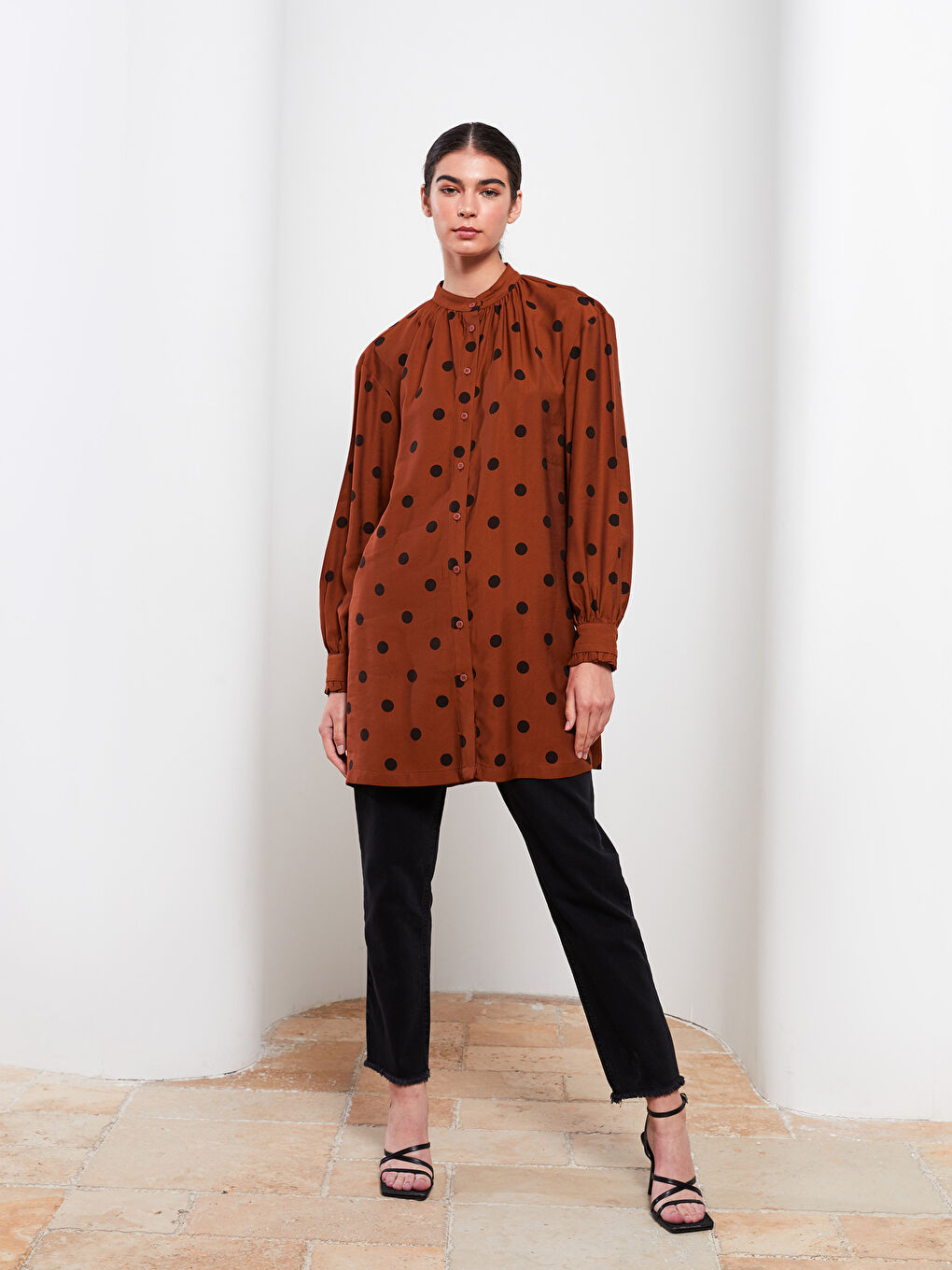 Kahverengi Hakim Yaka Puantiyeli Uzun Kollu Viskon Kadın Tunik-1
