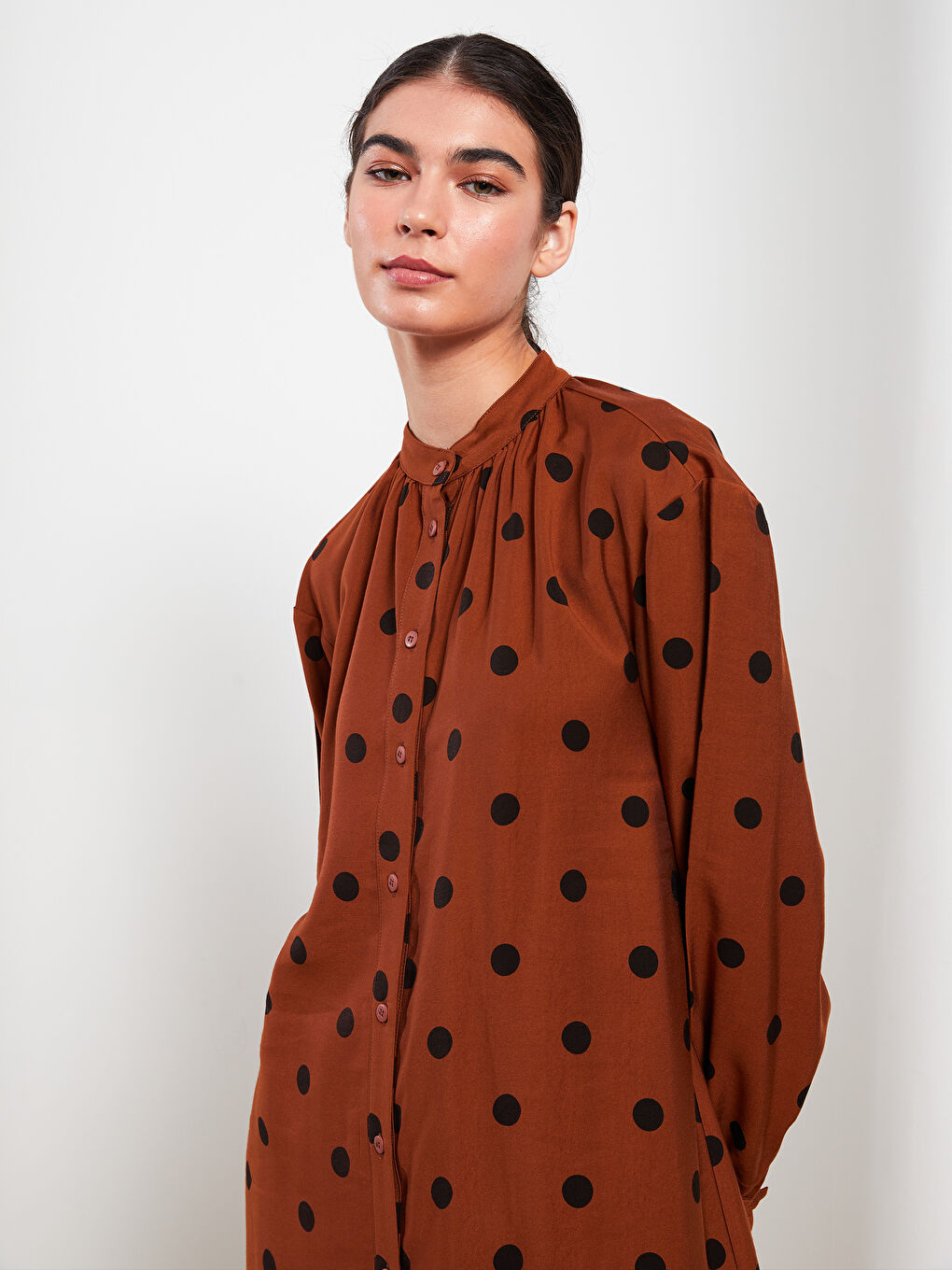 Kahverengi Hakim Yaka Puantiyeli Uzun Kollu Viskon Kadın Tunik-2