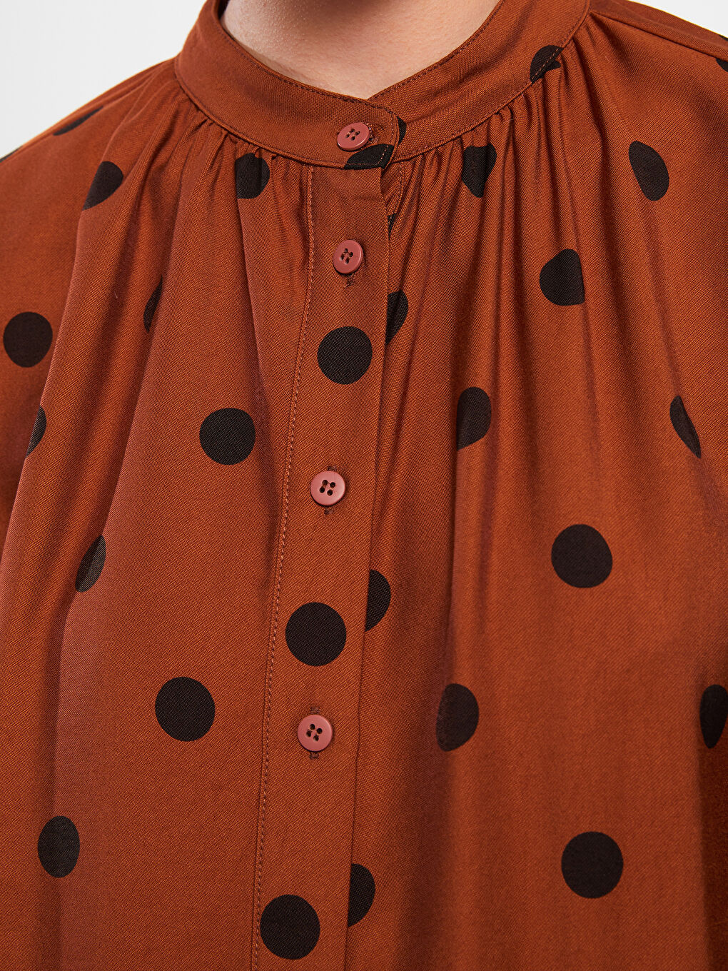 Kahverengi Hakim Yaka Puantiyeli Uzun Kollu Viskon Kadın Tunik-3