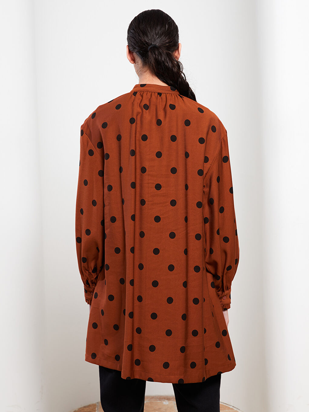 Kahverengi Hakim Yaka Puantiyeli Uzun Kollu Viskon Kadın Tunik-4