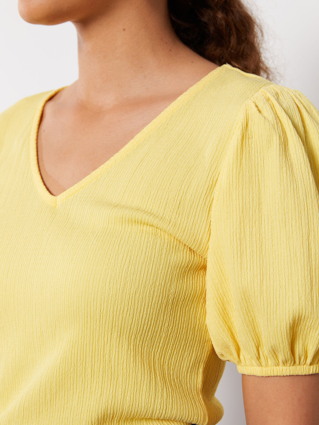 Sarı V Yaka Düz Kısa Kollu Kadın Tişört-3