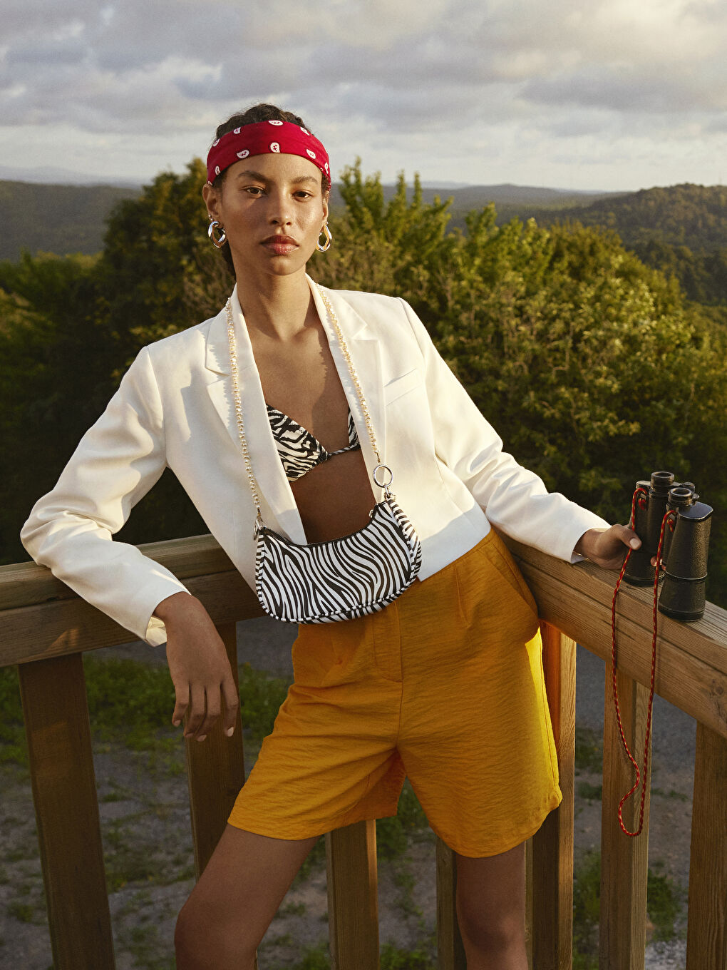 Beyaz Önden Düğme Kapamalı Düz Uzun Kollu Crop Gabardin Kadın Blazer Ceket