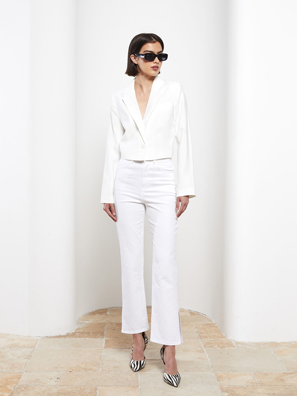 Beyaz Önden Düğme Kapamalı Düz Uzun Kollu Crop Gabardin Kadın Blazer Ceket-3