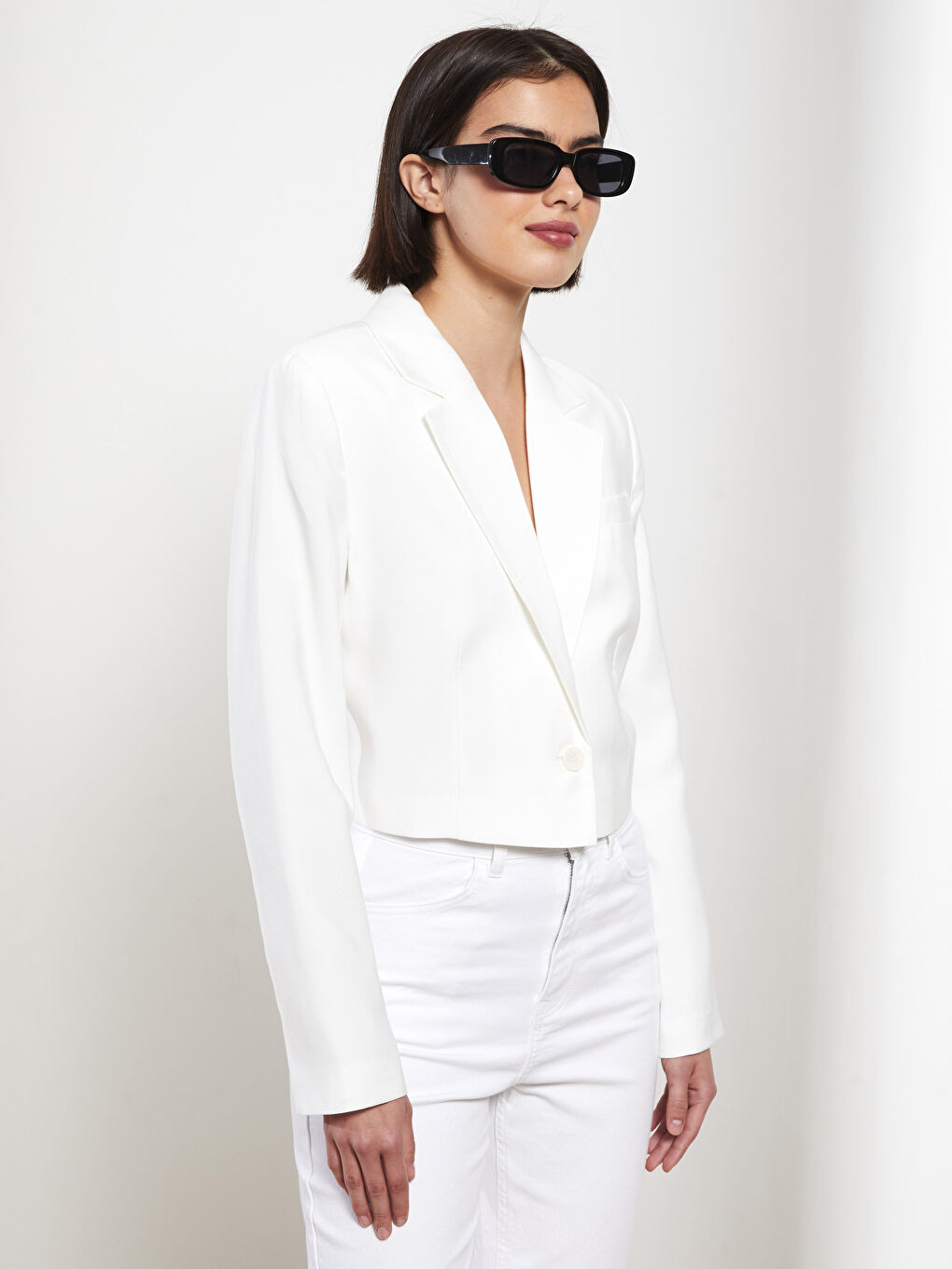 Beyaz Önden Düğme Kapamalı Düz Uzun Kollu Crop Gabardin Kadın Blazer Ceket-4