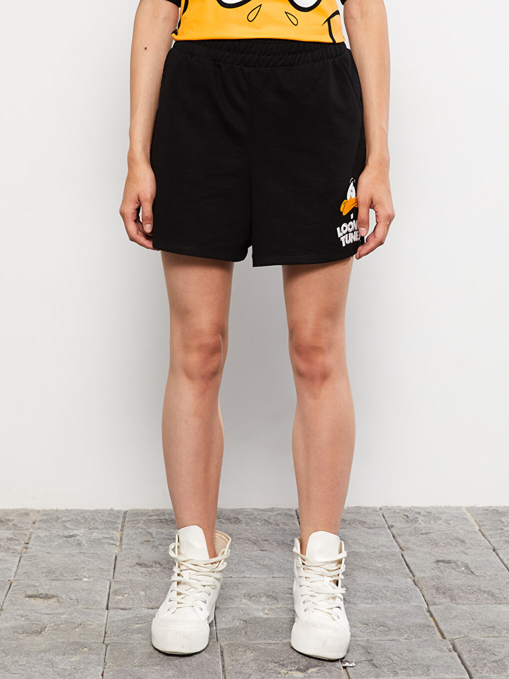 Siyah Beli Lastikli Daffy Duck Baskılı Kadın Şort-3