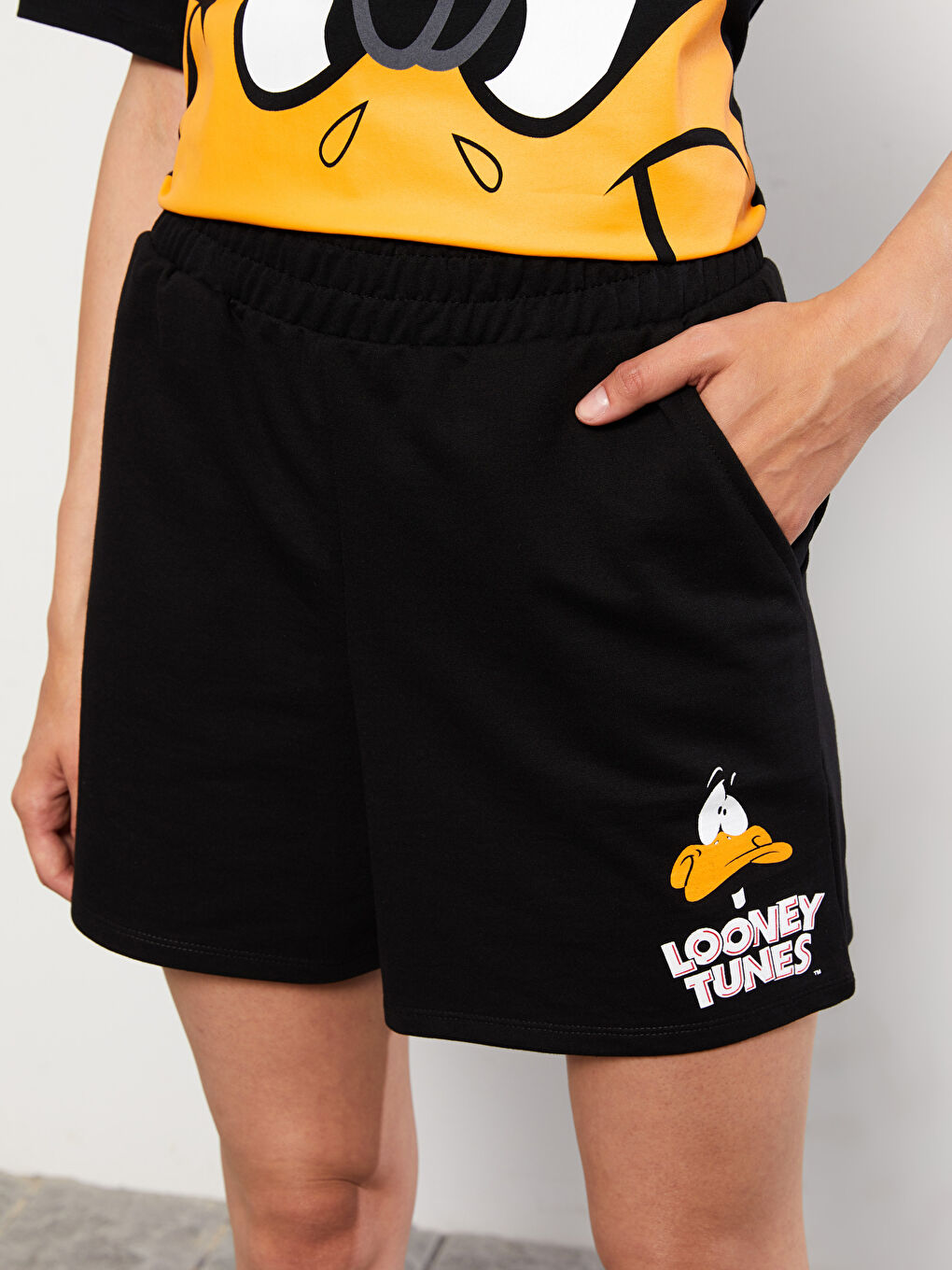 Siyah Beli Lastikli Daffy Duck Baskılı Kadın Şort-4