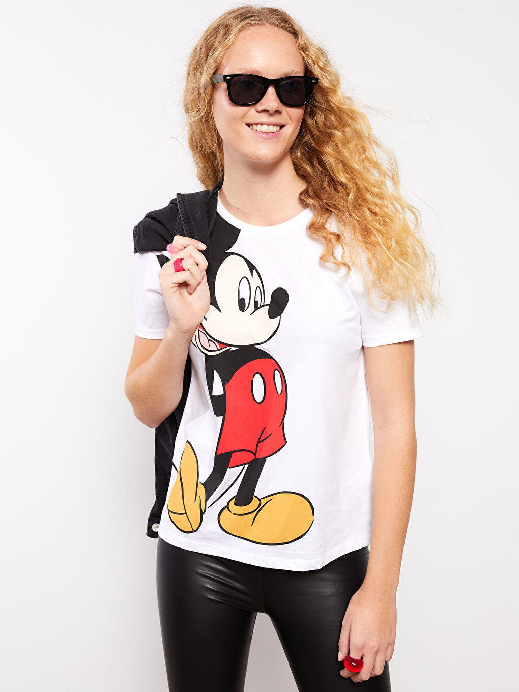 Beyaz Bisiklet Yaka Mickey Mouse Baskılı Kısa Kollu Pamuklu Kadın Tişört