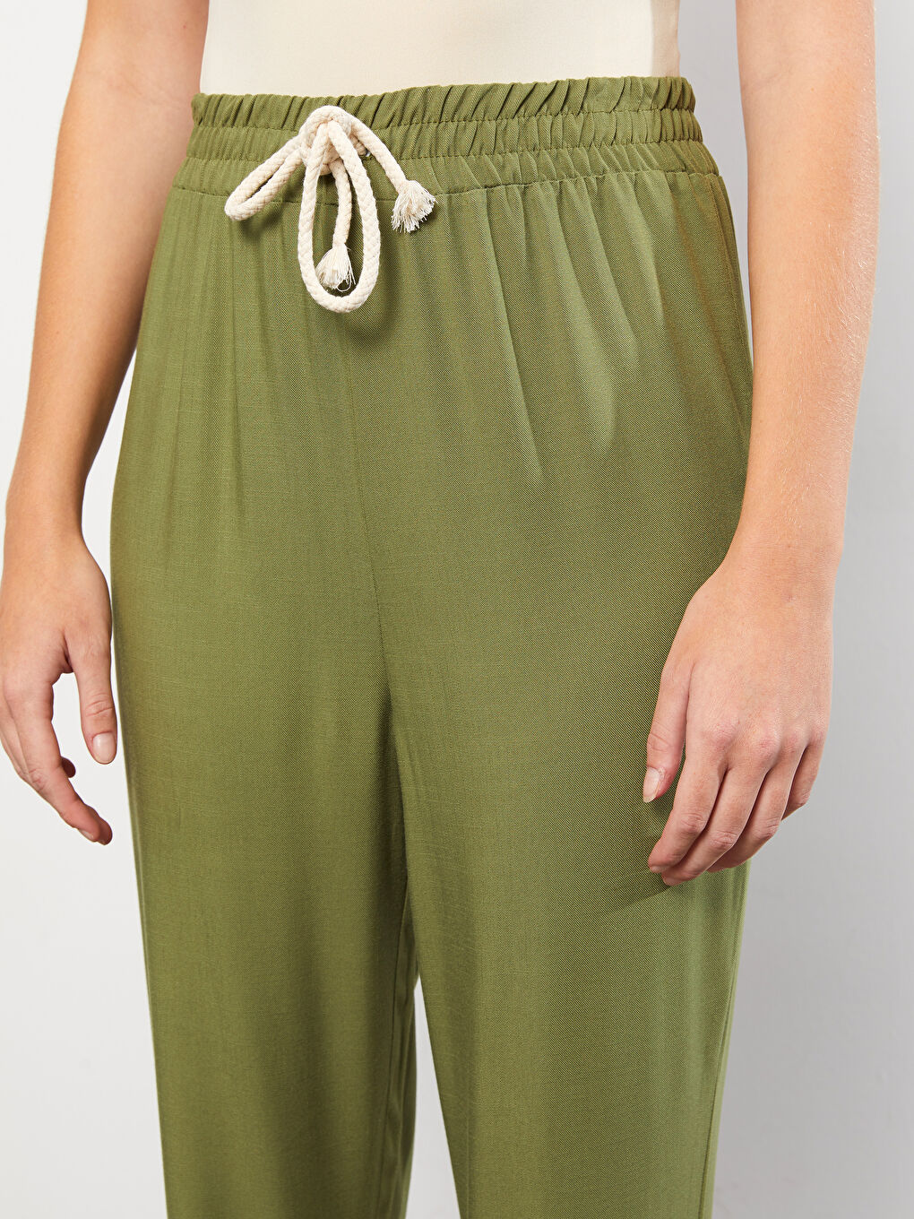 Pantalon Jogger Droit à Taille Élastique Ajustement Standard en Viscose pour Femmes-4