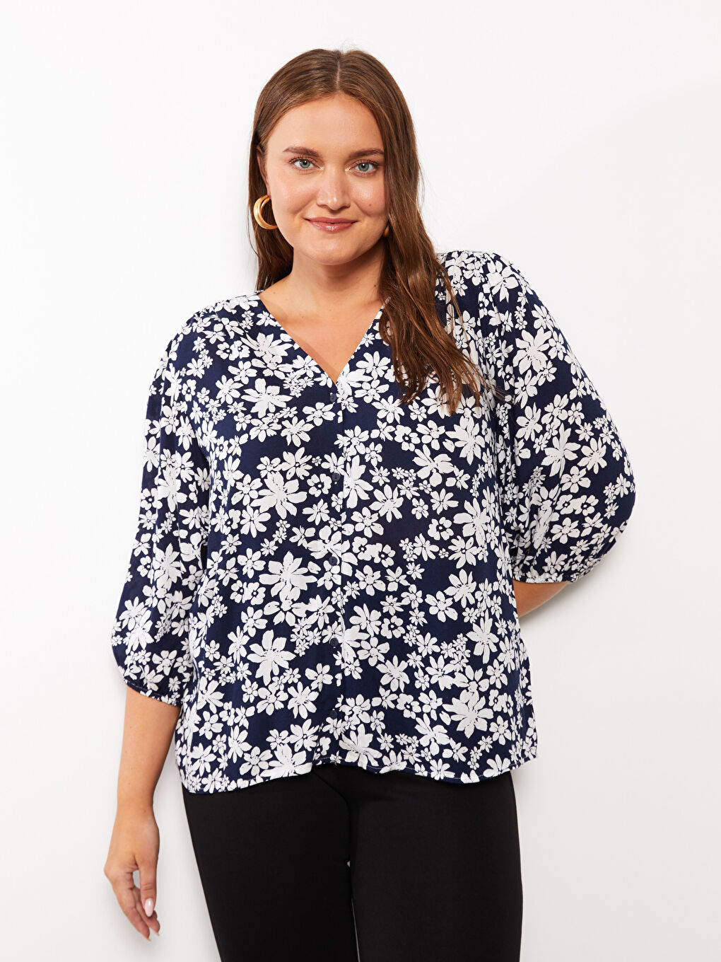 Lacivert Büyük Beden V Yaka Çiçekli Viskon Kadın Bluz-1