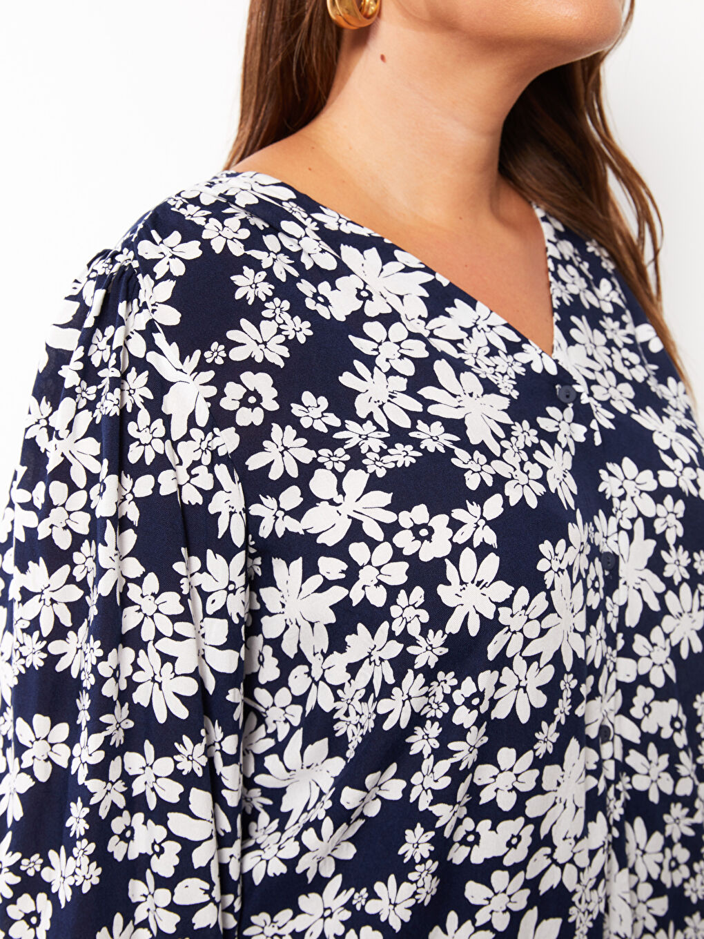 Lacivert Büyük Beden V Yaka Çiçekli Viskon Kadın Bluz-3