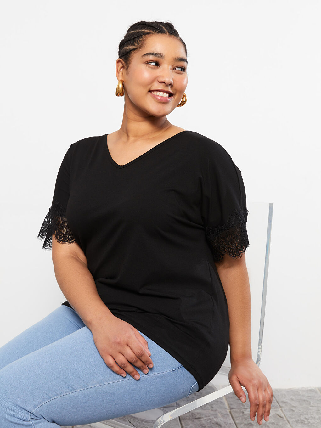 Siyah Büyük Beden V Yaka Dantel Detaylı Kısa Kollu Kadın Tişört