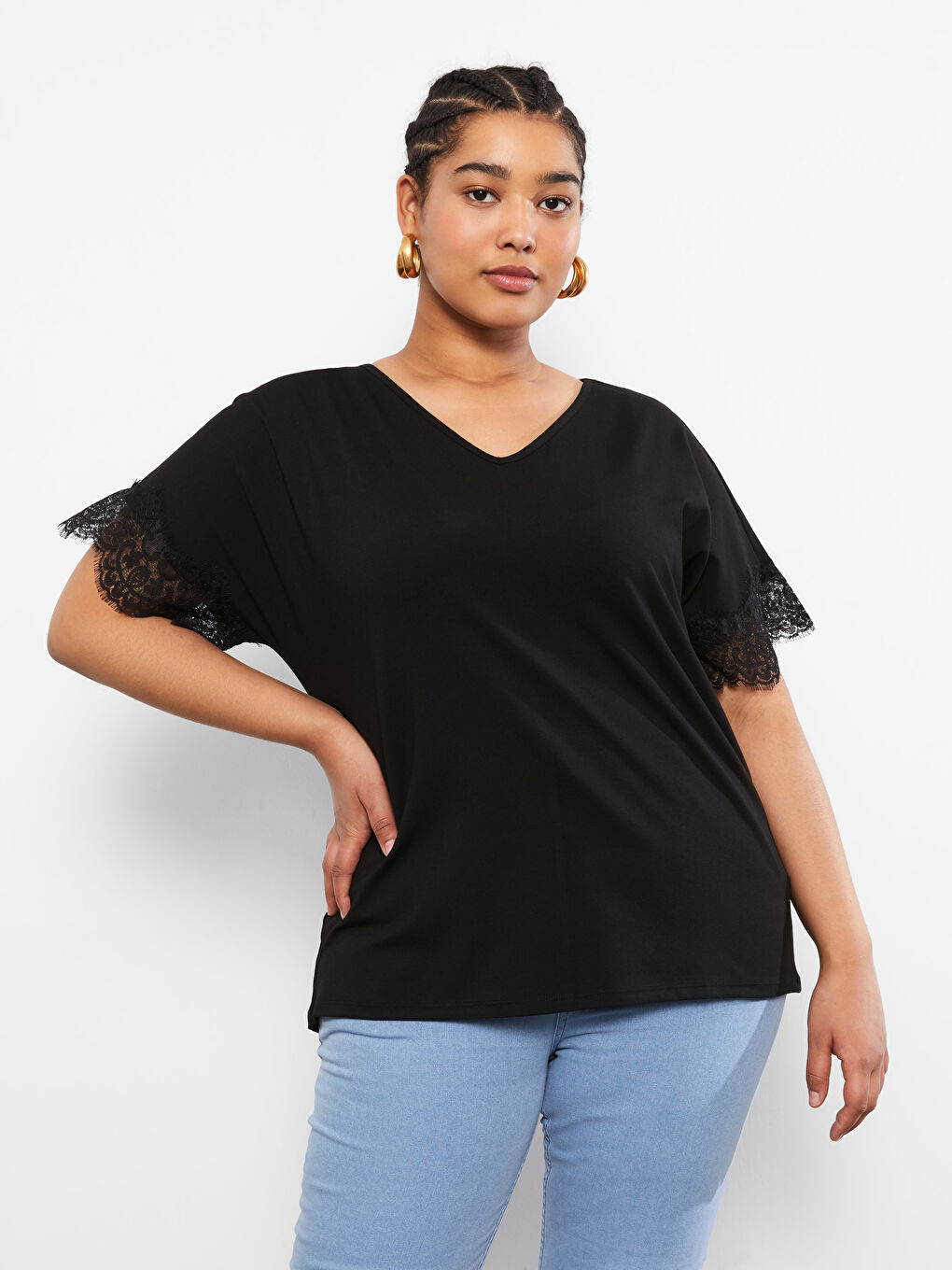 Siyah Büyük Beden V Yaka Dantel Detaylı Kısa Kollu Kadın Tişört-1