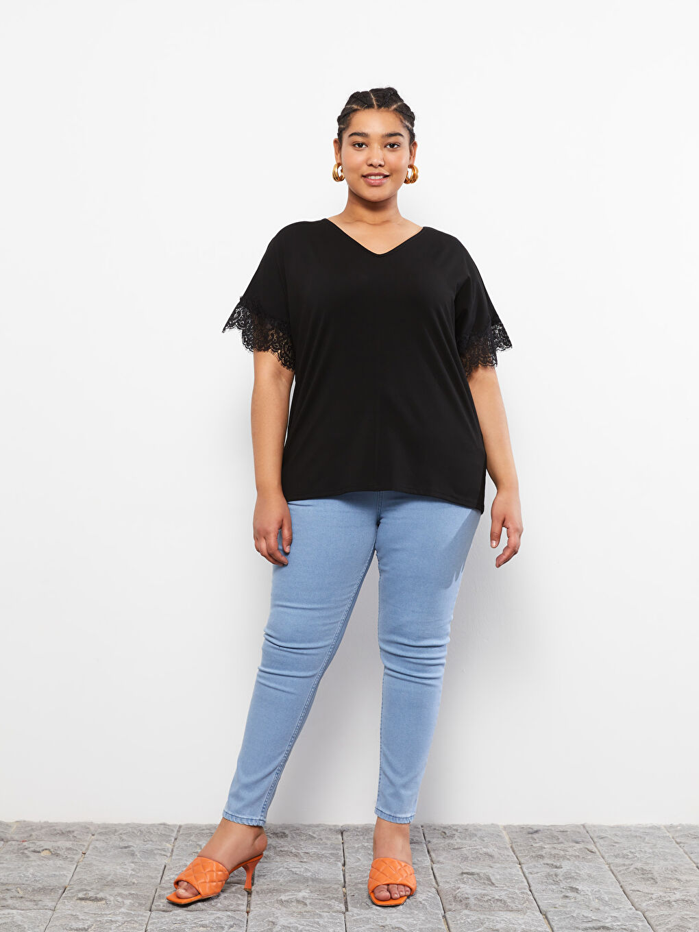 Siyah Büyük Beden V Yaka Dantel Detaylı Kısa Kollu Kadın Tişört-2