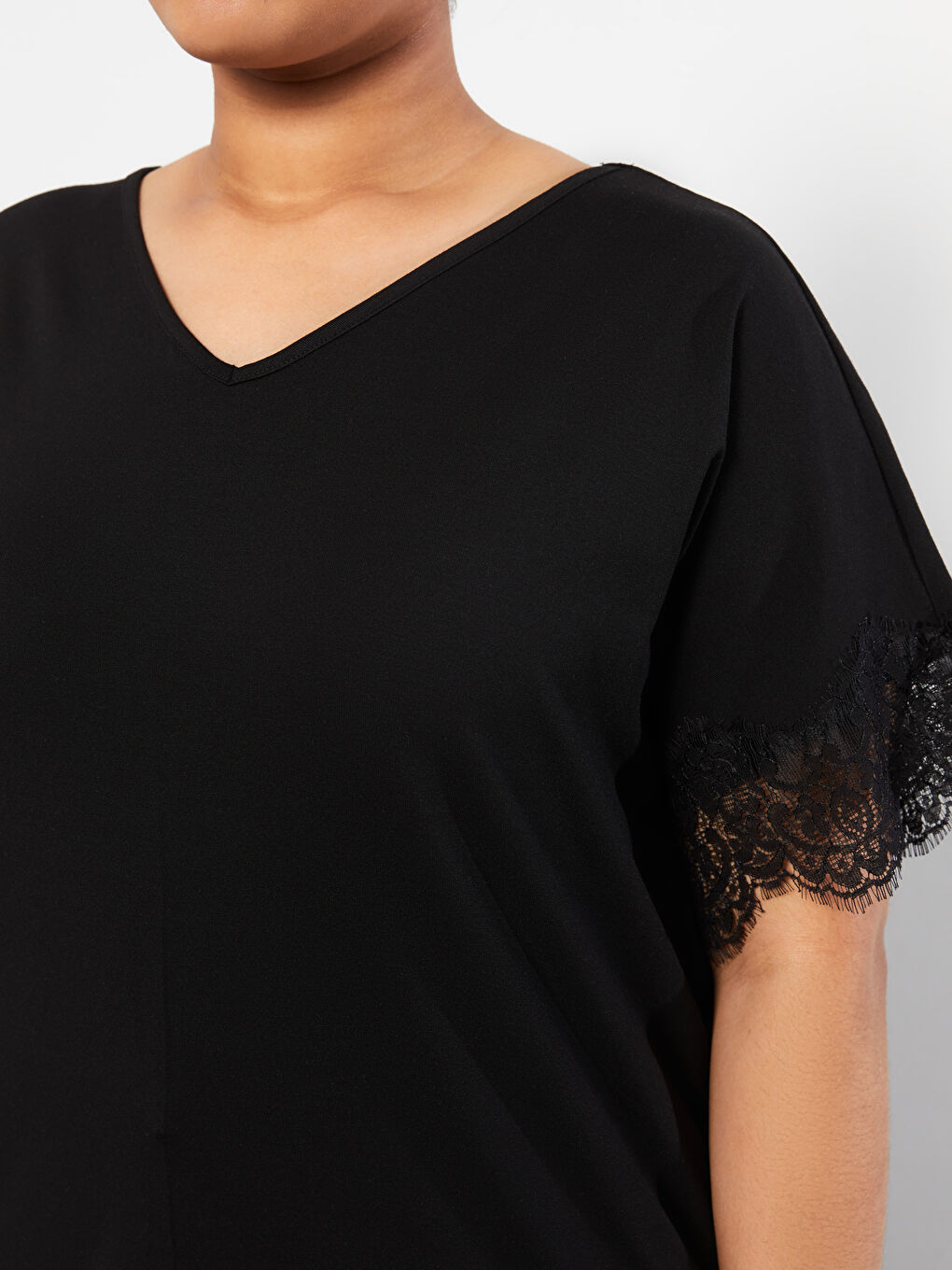 Siyah Büyük Beden V Yaka Dantel Detaylı Kısa Kollu Kadın Tişört-3