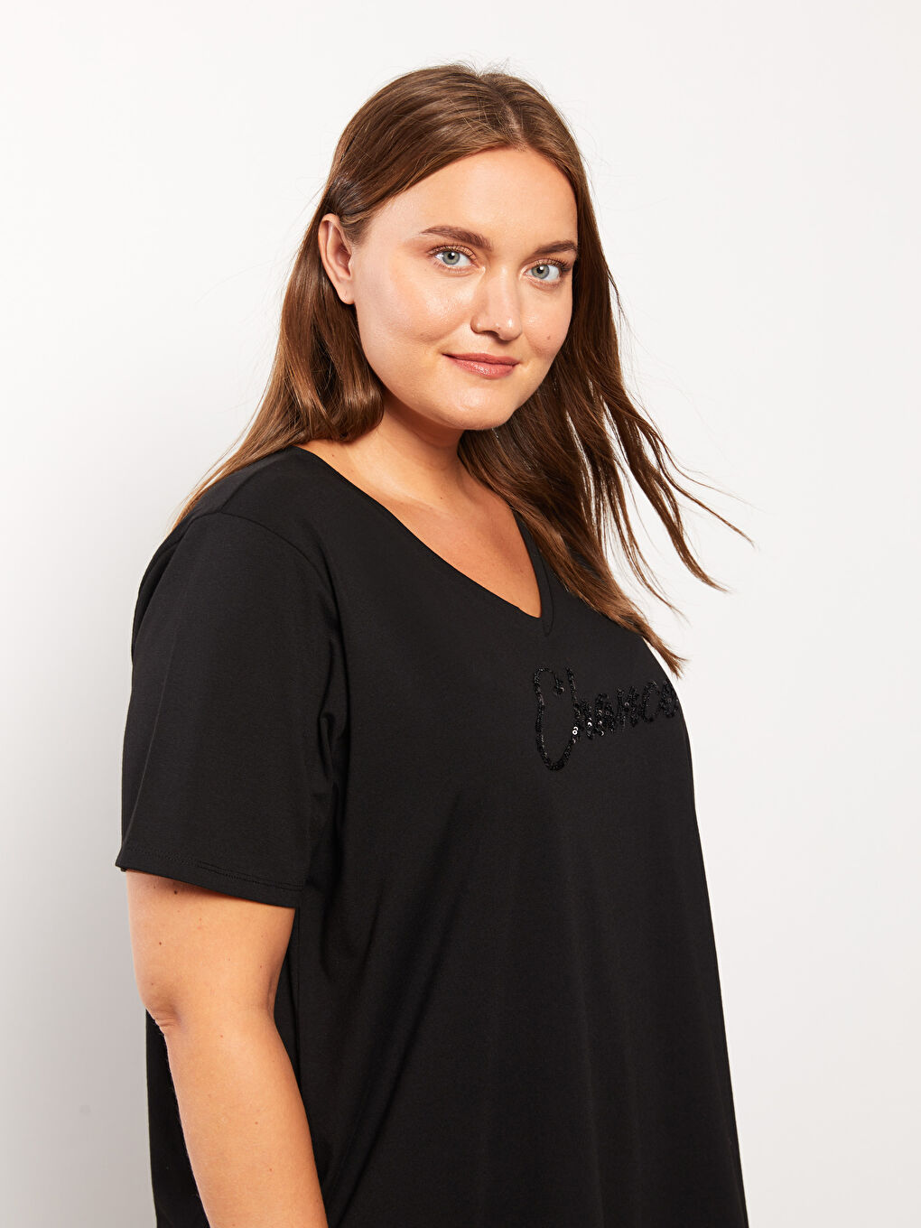 Siyah Büyük Beden V Yaka Pul Payet İşlemeli Kısa Kollu Kadın Tişört