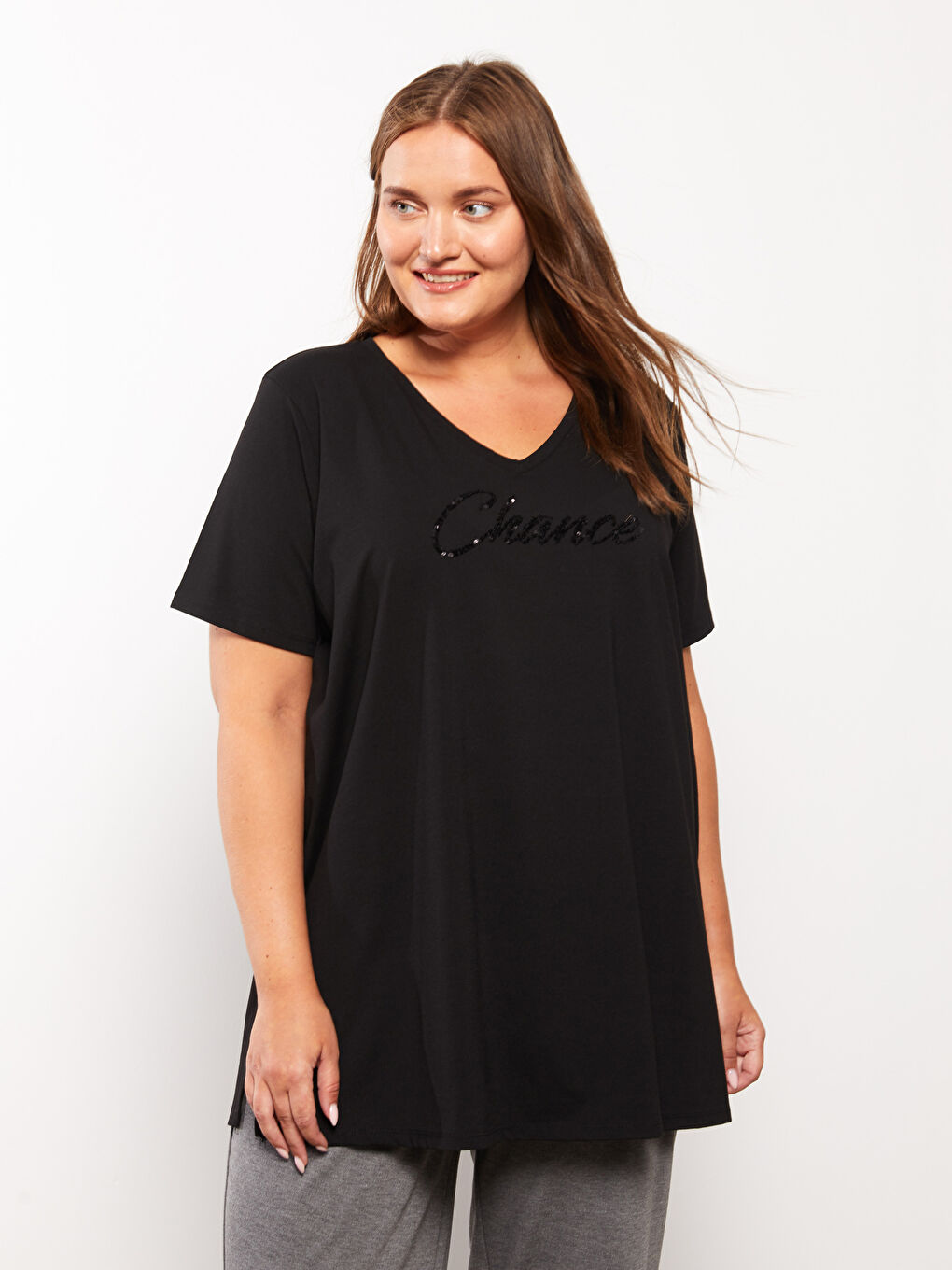Siyah Büyük Beden V Yaka Pul Payet İşlemeli Kısa Kollu Kadın Tişört-1