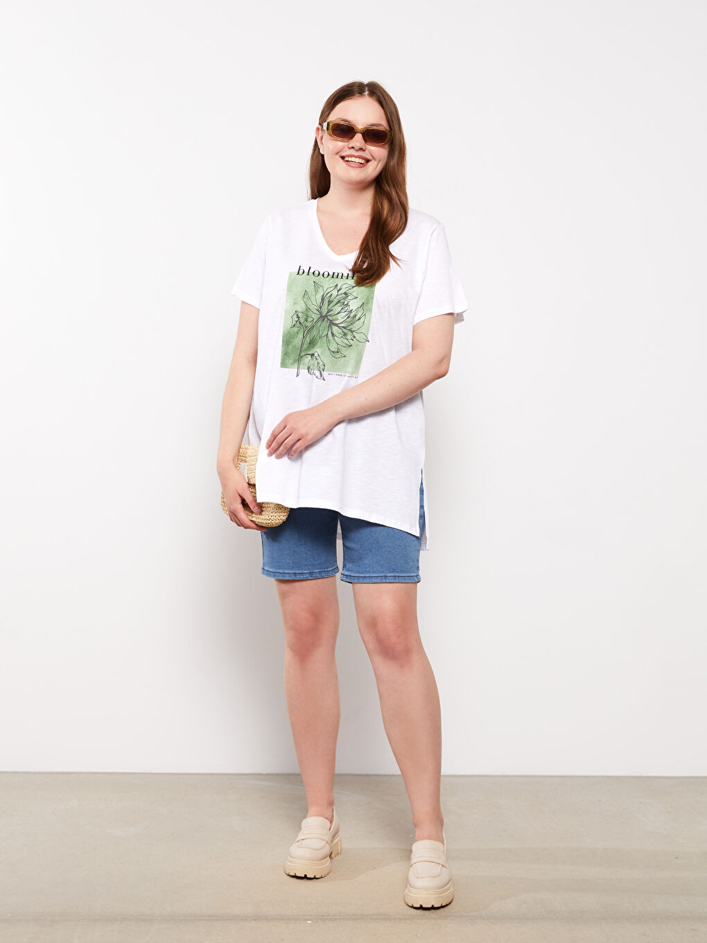 Ekru Büyük Beden V Yaka Baskılı Kısa Kollu Pamuklu Kadın Tişört