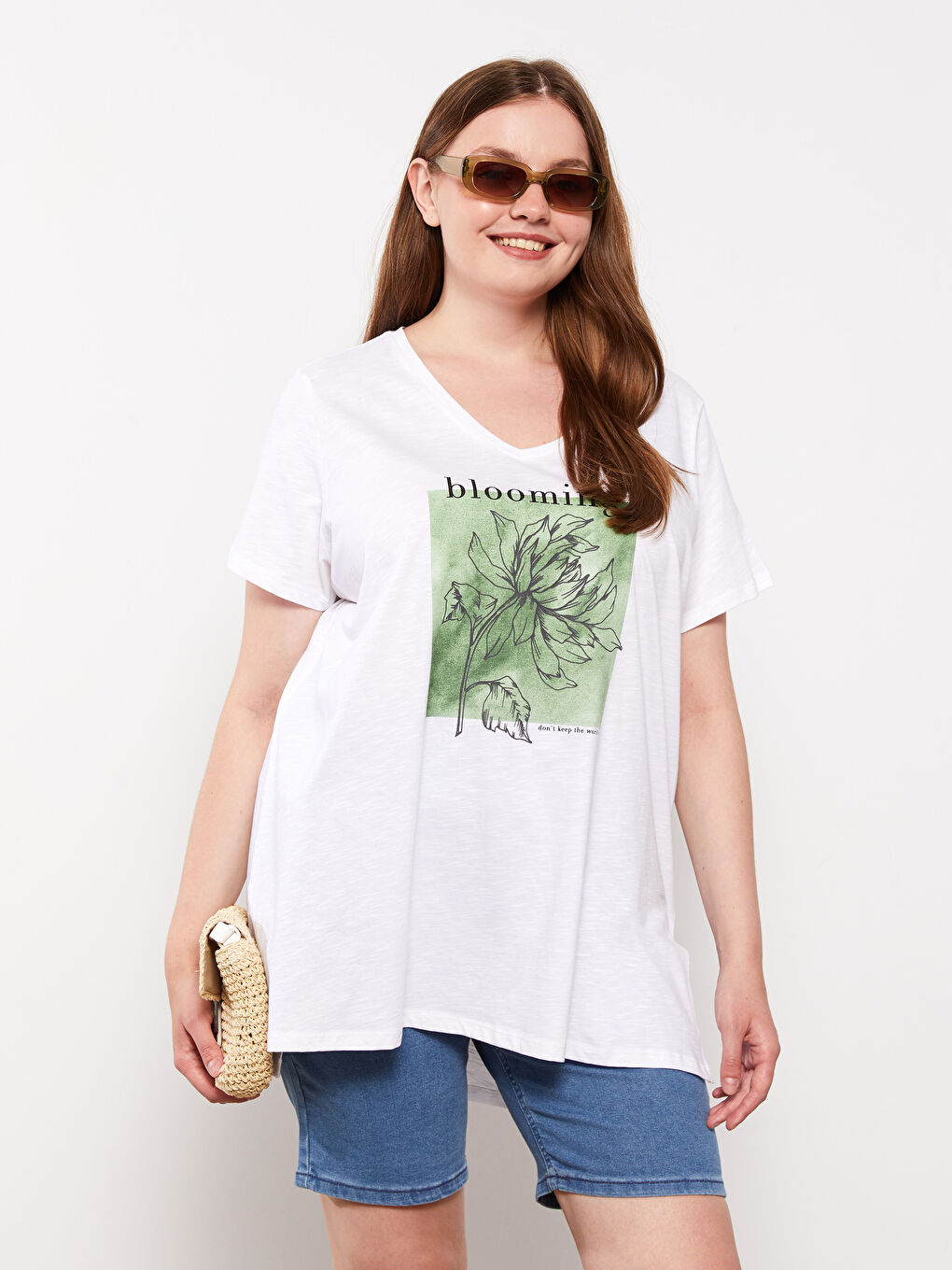 Ekru Büyük Beden V Yaka Baskılı Kısa Kollu Pamuklu Kadın Tişört-1