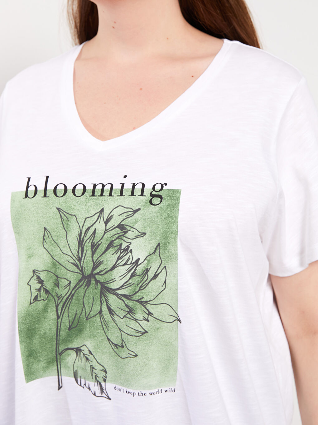 Ekru Büyük Beden V Yaka Baskılı Kısa Kollu Pamuklu Kadın Tişört-3