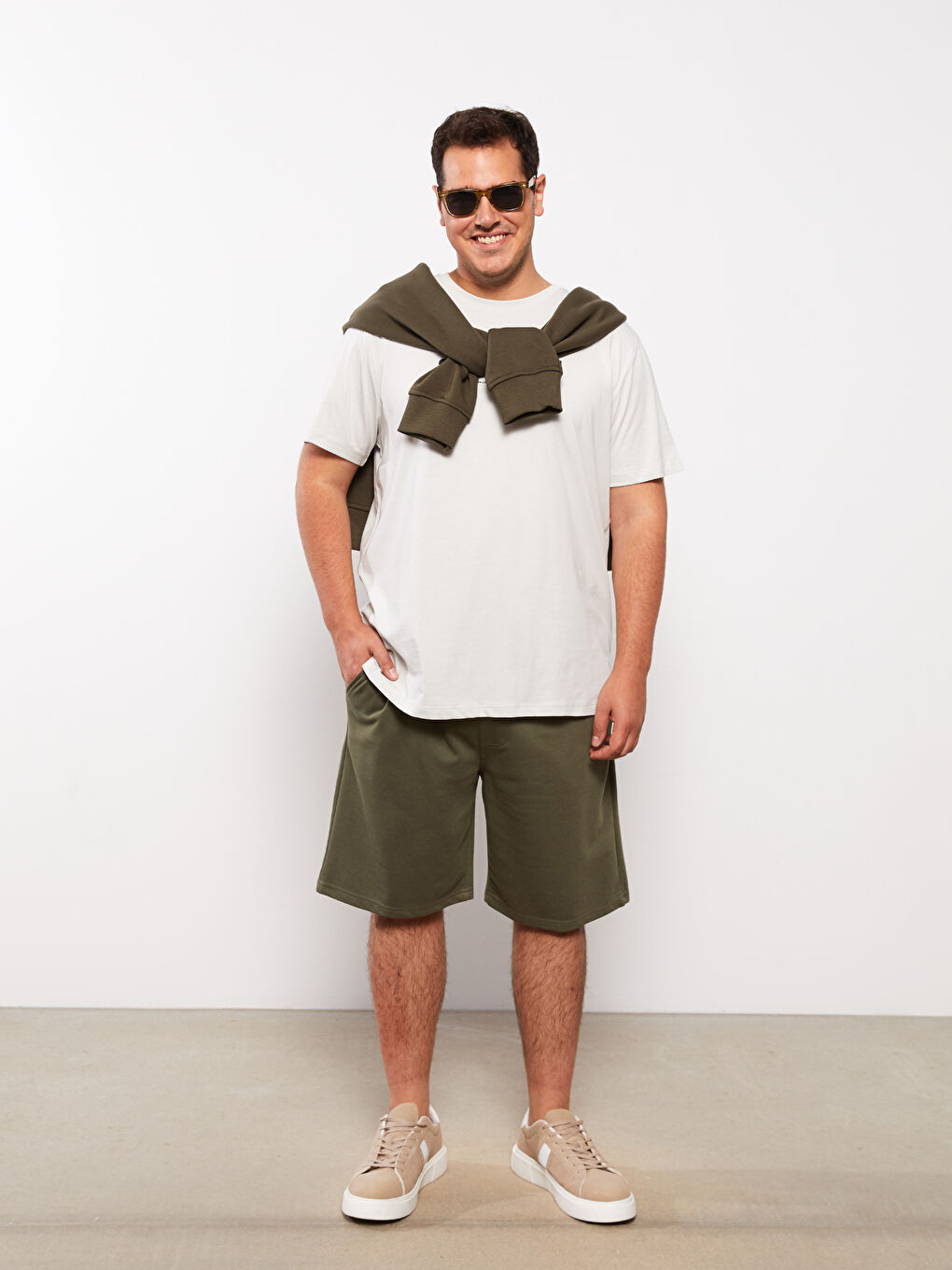 Haki Standart Kalıp Nakışlı Erkek Şort