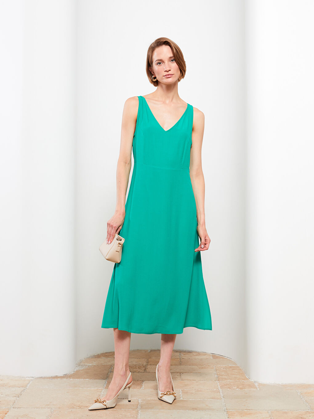 Yeşil V Yaka Düz Kolsuz Viskon Elbise