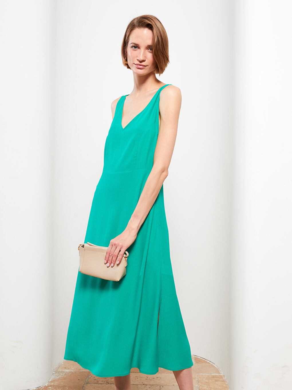 Yeşil V Yaka Düz Kolsuz Viskon Elbise-1