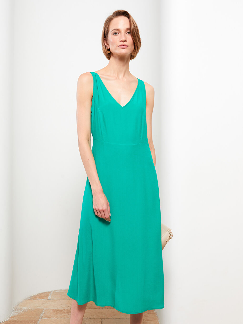 Yeşil V Yaka Düz Kolsuz Viskon Elbise-2