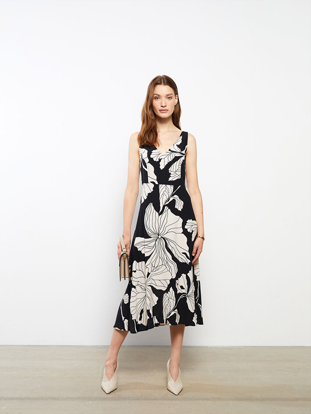 Siyah V Yaka Desenli Kolsuz Viskon Kadın Elbise