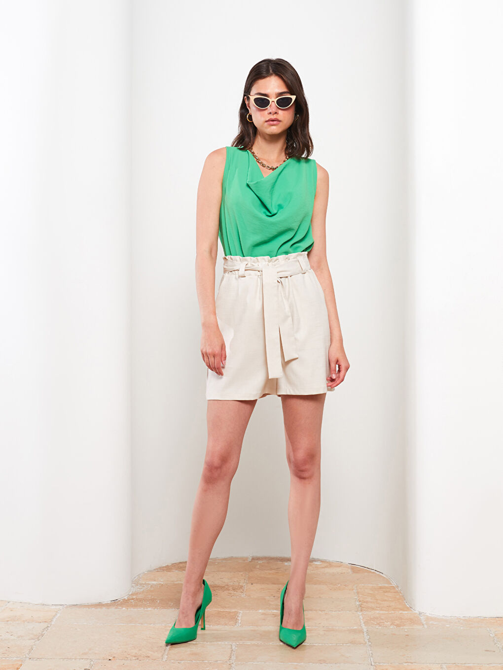 Bej Kadın Yüksek Bel Rahat Kalıp Düz Şort