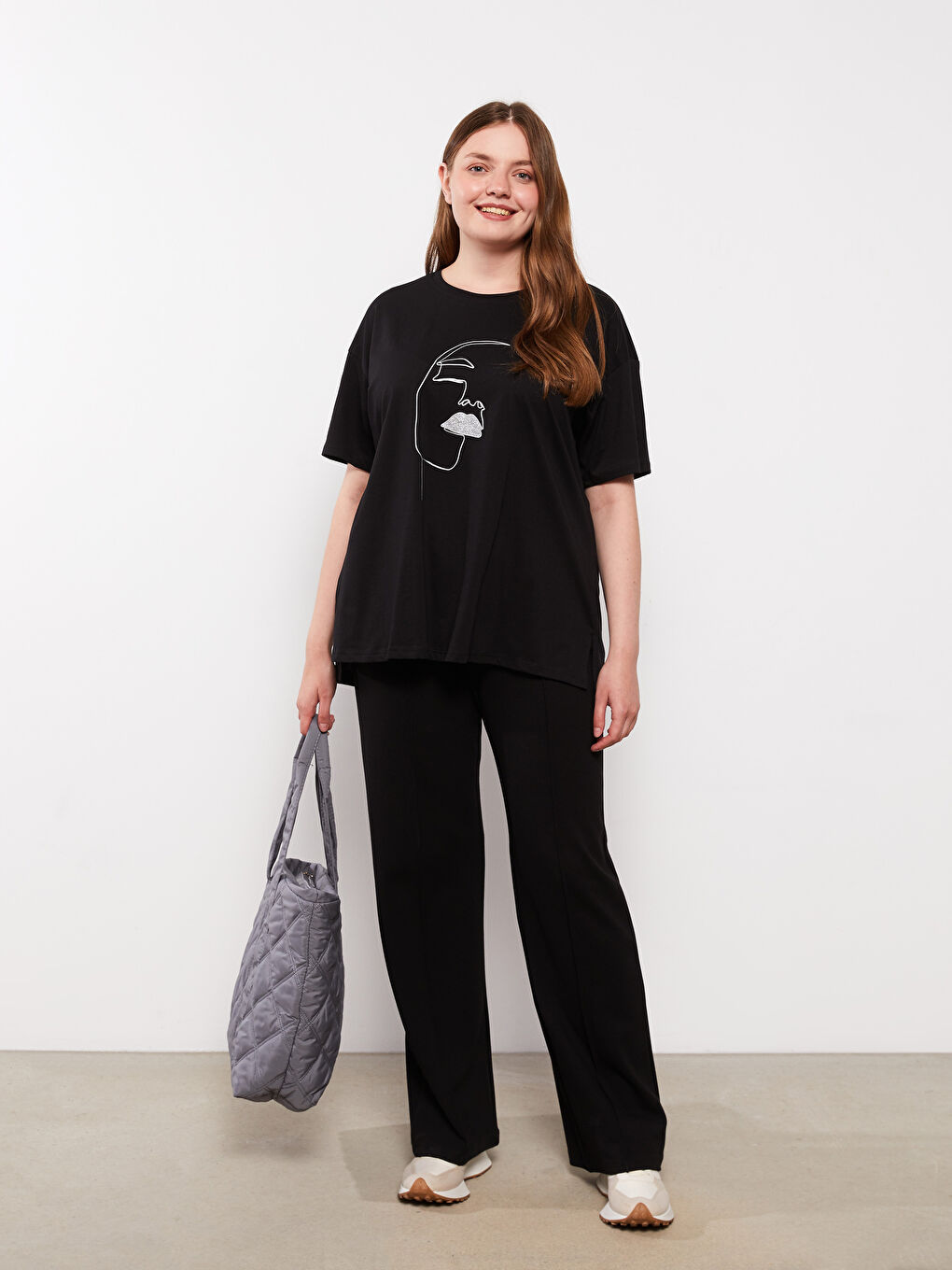 Siyah Büyük Beden Bisiklet Yaka Baskılı Kısa Kollu Pamuklu Kadın Tişört